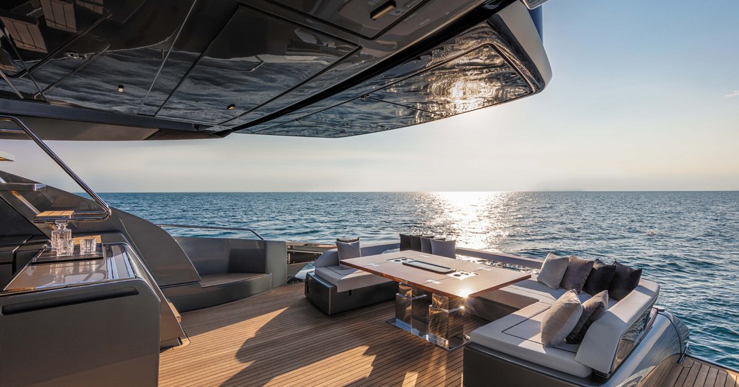 motor yacht gecua exterior spaces