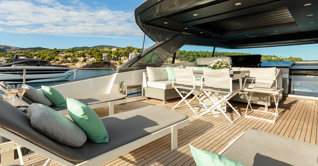 Overview of the flybridge onboard boat charter CLOUD IX