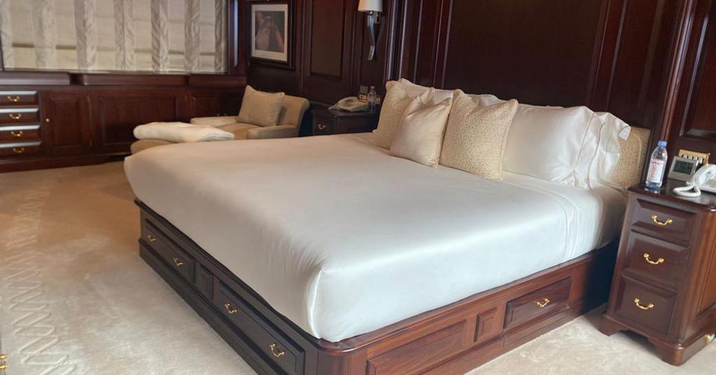 Charter yacht TELEOST master cabin berth