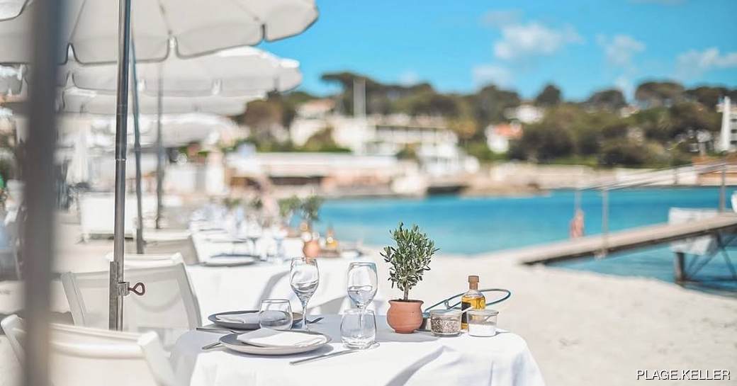 Restaurant Le César Antibes beach dining area