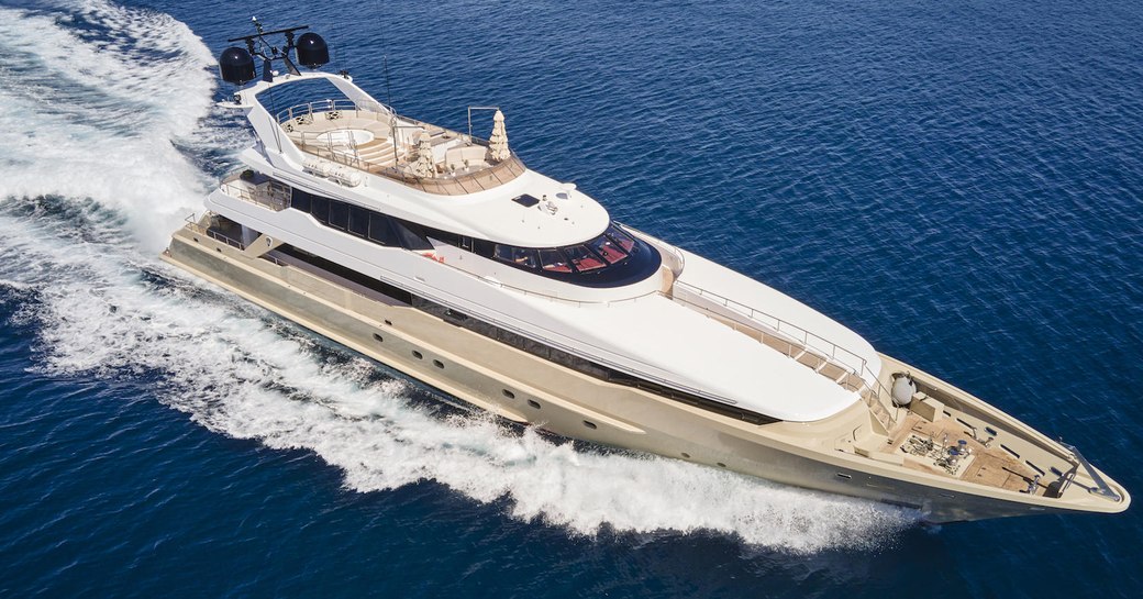 Charter yacht DALOLI underway