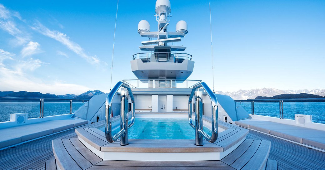 10-person spa pool on the sundeck of superyacht CLOUDBREAK