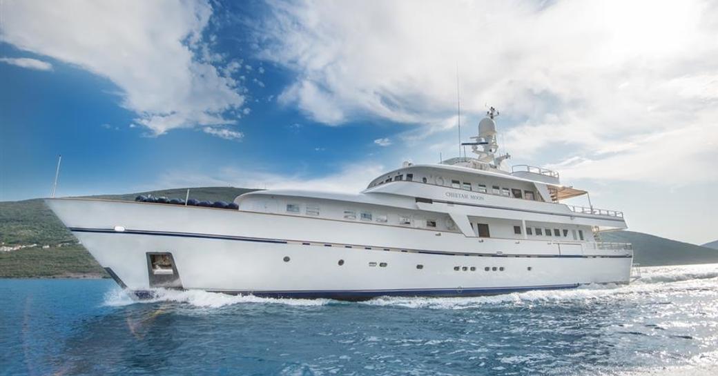 luxury yacht ‘Cheetah Moon’ anchors in idyllic spot in the Mediterranean on a private yacht charter