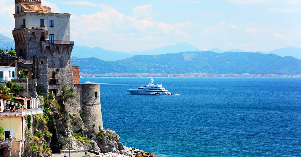 yacht cruises closes to amalfi coast