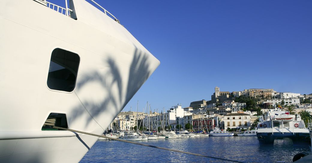 Location de yacht à moteur dans le port d'Ibiza, Baléares