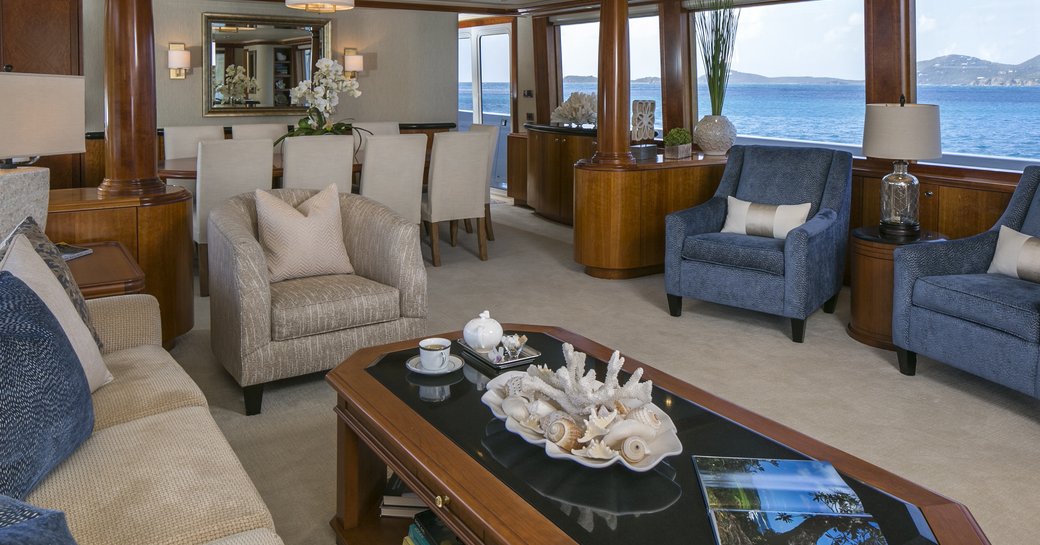 warm and welcoming main salon on board motor yacht 'Chasing Daylight'