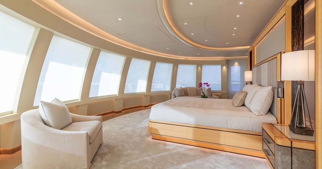 Master cabin on board charter yacht CLOUD 9