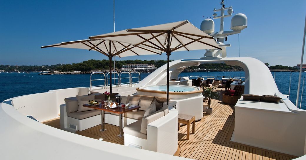 Bar, Jacuzzi and lounging on flybridge of charter yacht SEAHORSE