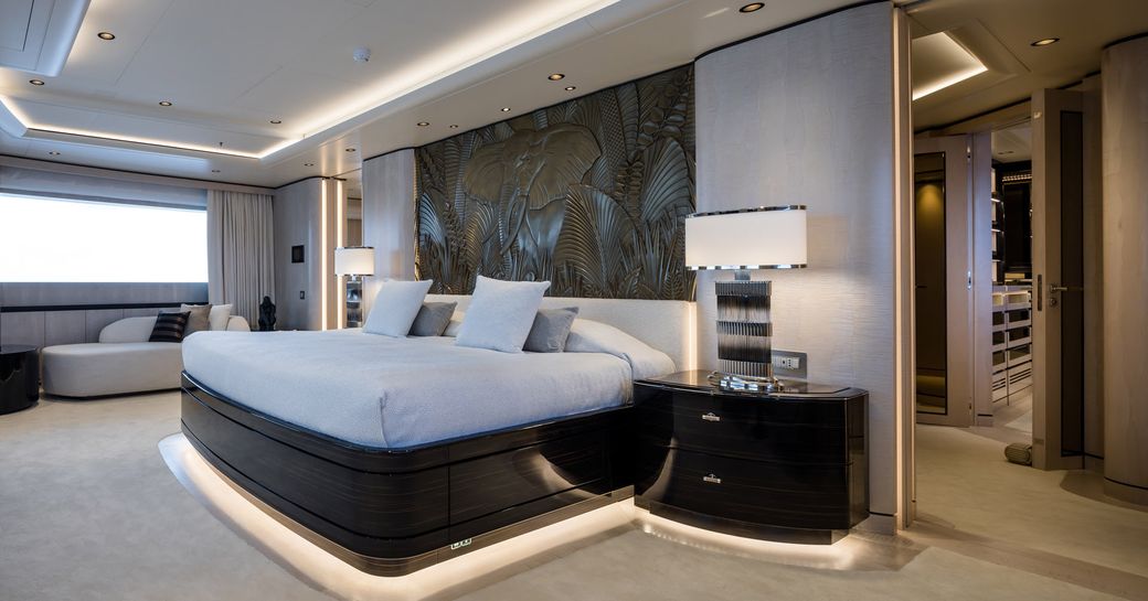 Large cabin on superyacht O'PARI with double bed