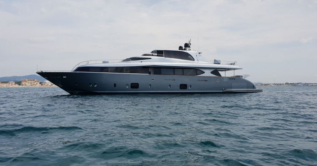 Exterior profile of luxury yacht SANDS on the water