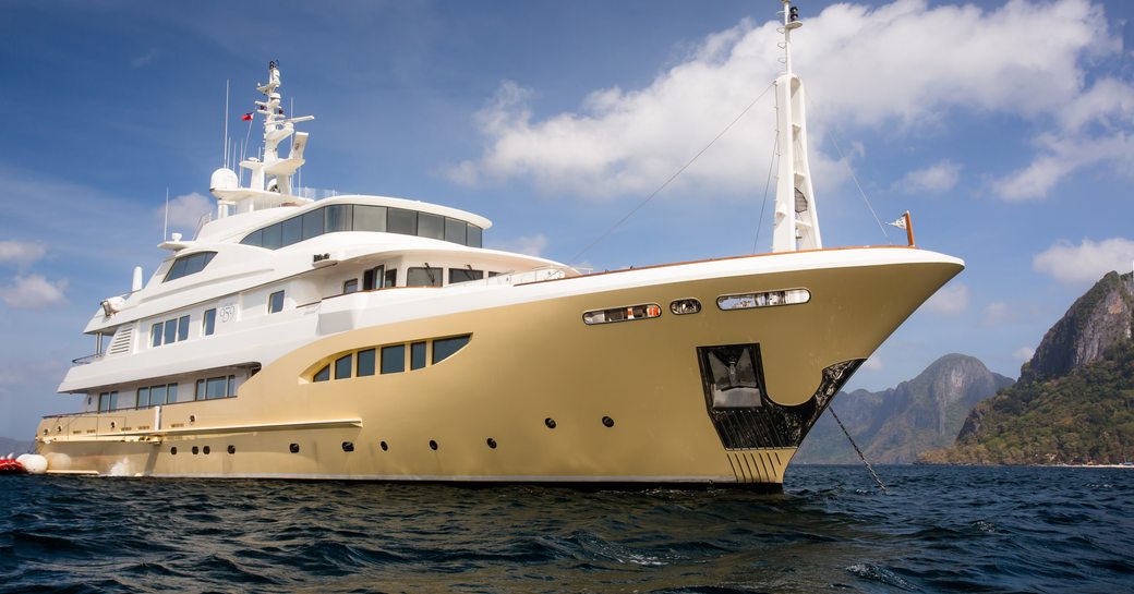 charter yacht ‘Jade 959’ at anchor