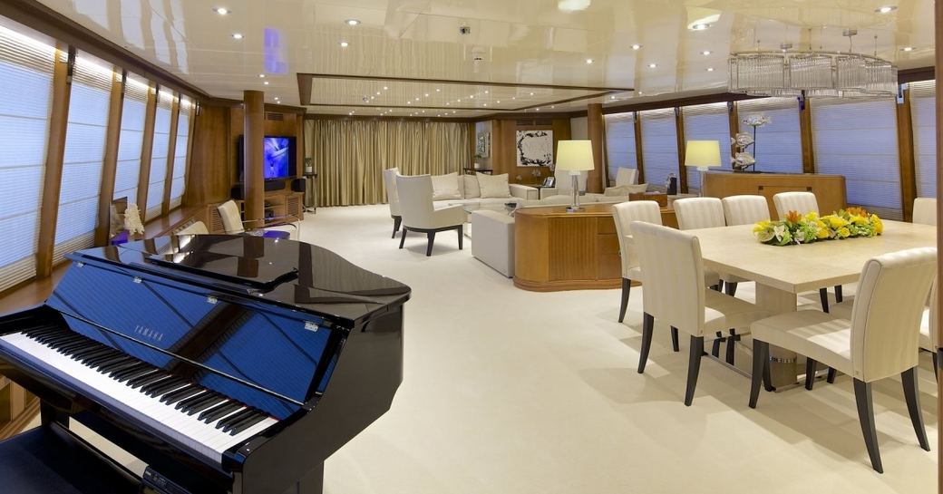 The main salon of luxury yacht O'LEANNA