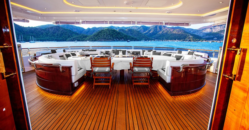 Alfresco dining onboard charter yacht AQUA MARE