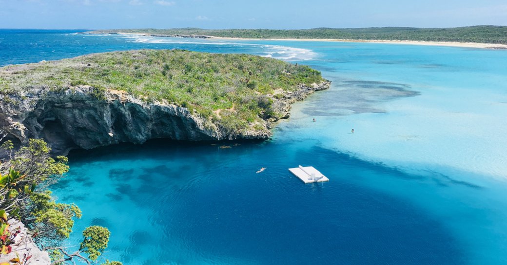 dean's blue hole in the bahamas, deep blue water surrounded by baby blue sea