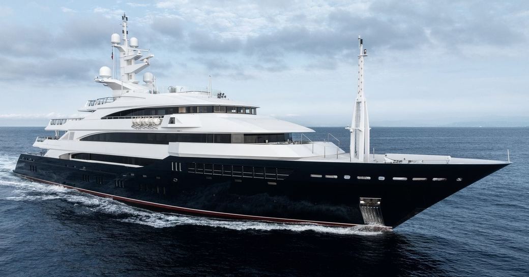 Charter yacht BATELLO at sea