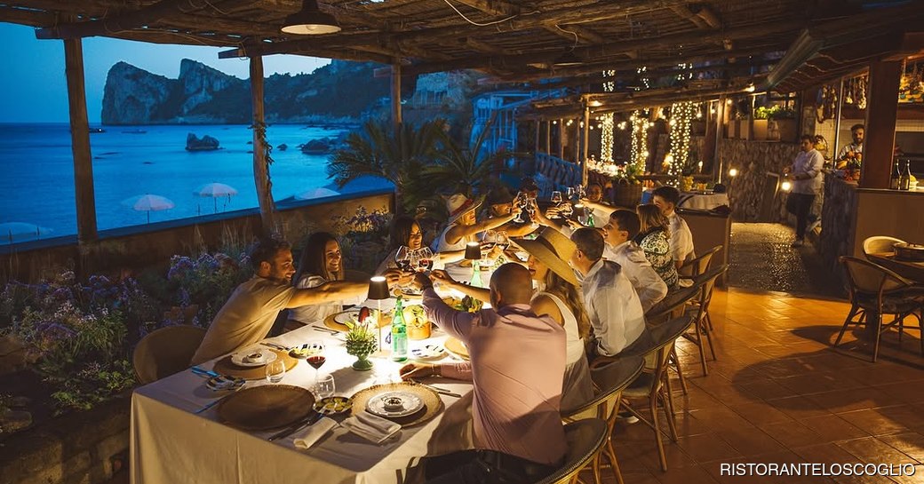 Lo Scoglio Positano dining area, people