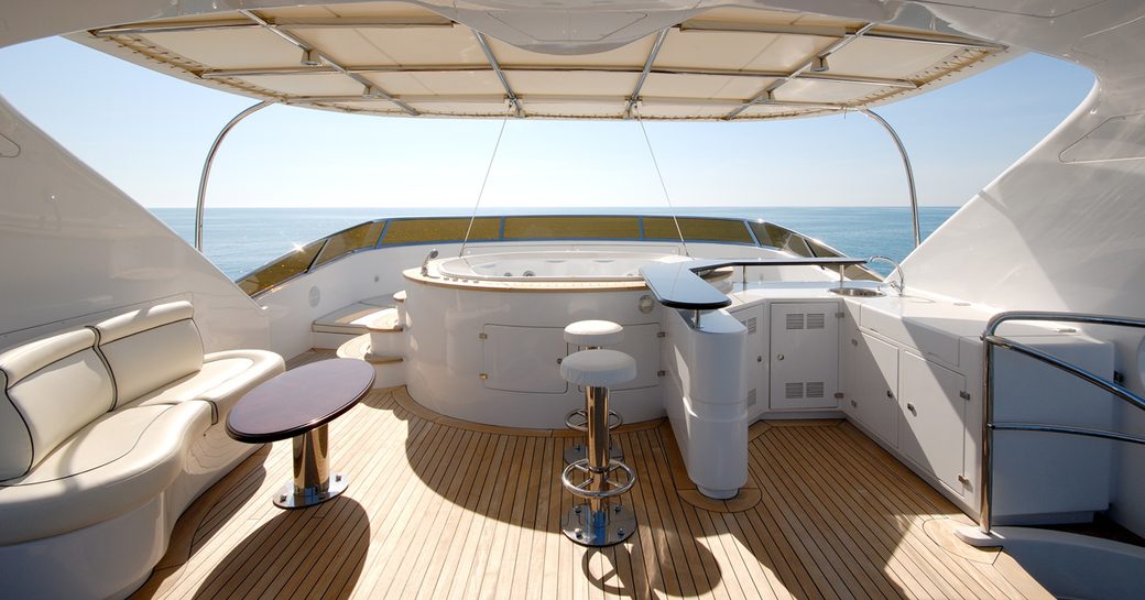 Jacuzzi, bar and seating area on the sundeck of superyacht ‘Elena Nueve’ 