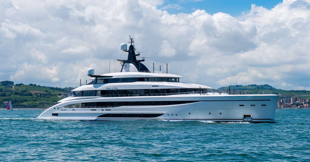 Charter yacht AMOR A VIDA at sea