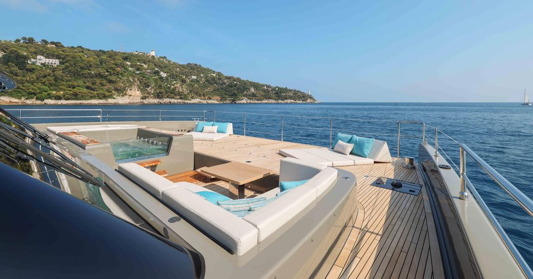 Charter yacht AMITATU fortedeck