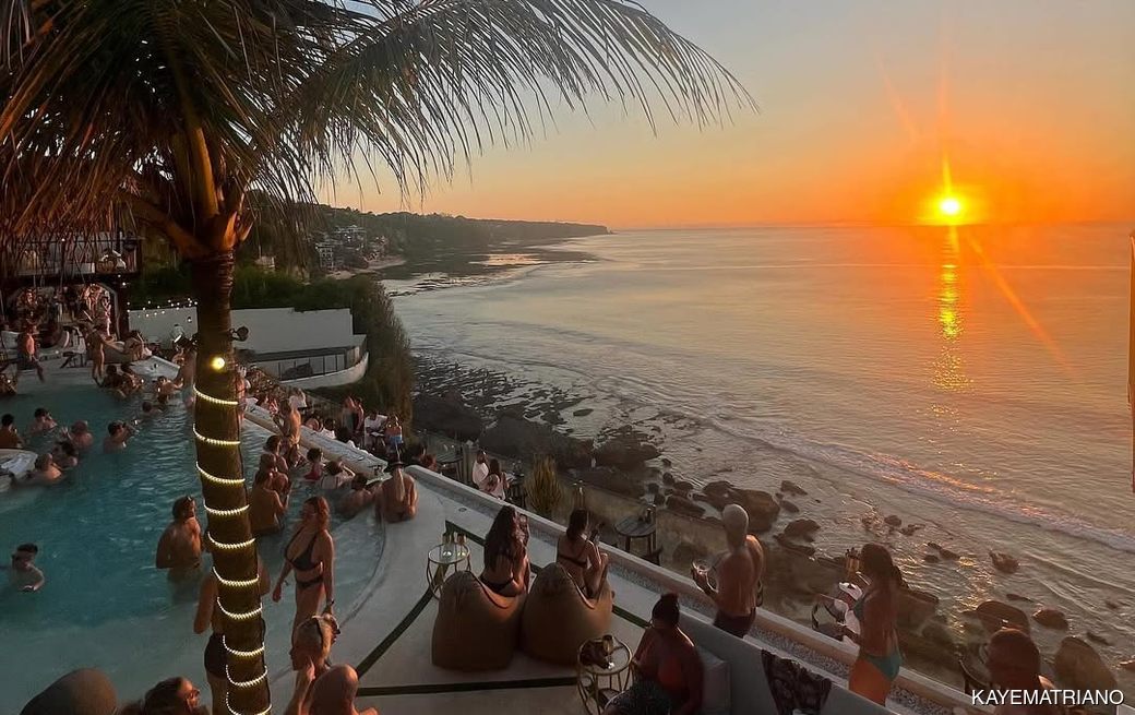 El Kabron Bali pool, sunset, people