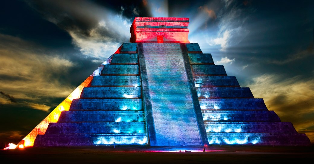 Chichén-Itza at dark