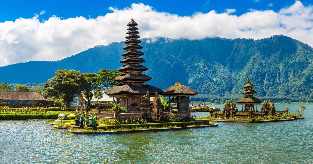 Overview of Pura Ulun Danu Beratan Bedugul temple in Bali