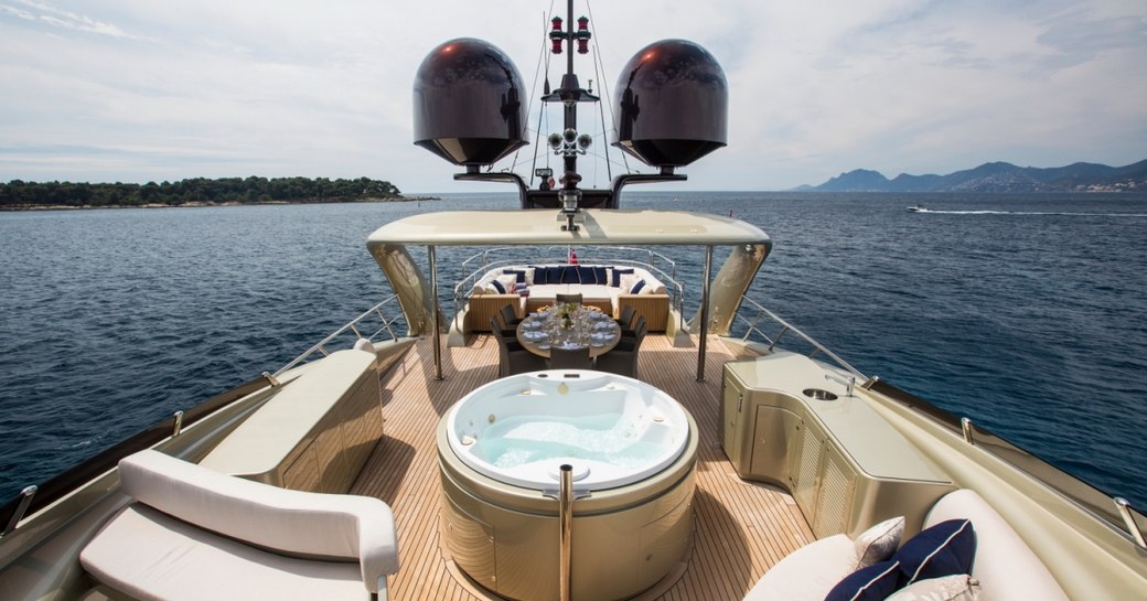 Jacuzzi and dining table on board superyacht Midnight Sun 