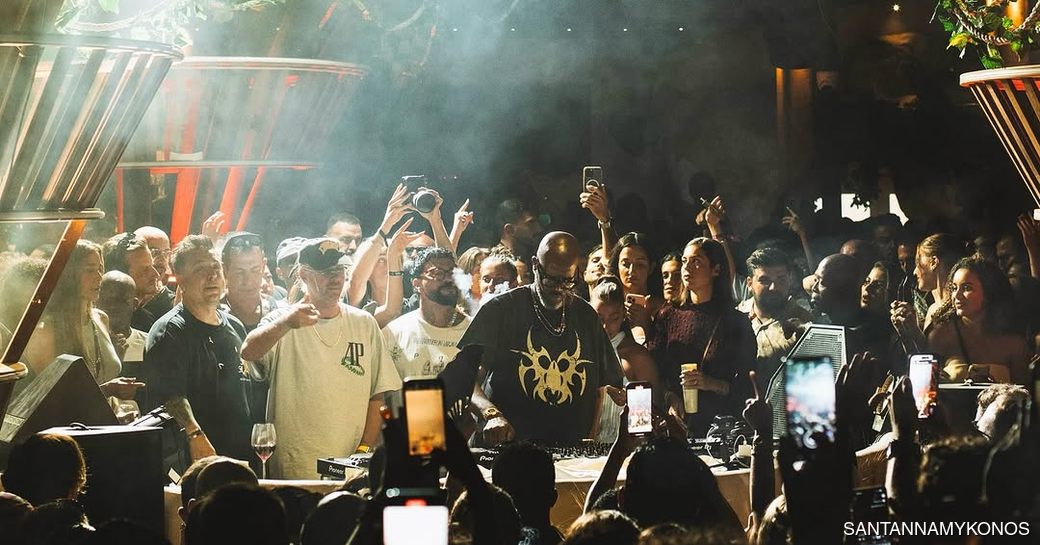SantAnna club crowd