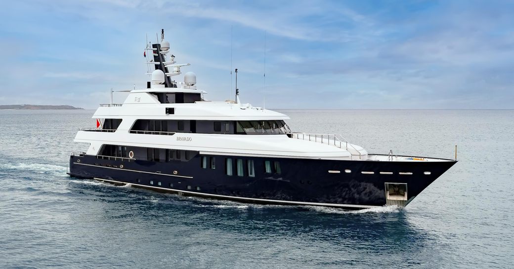 Charter yacht BRAVADO running
