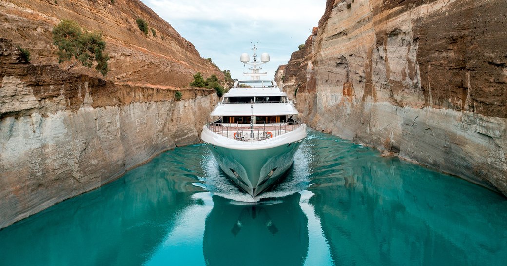 MY O'Ptasia in the Corinthe Canal