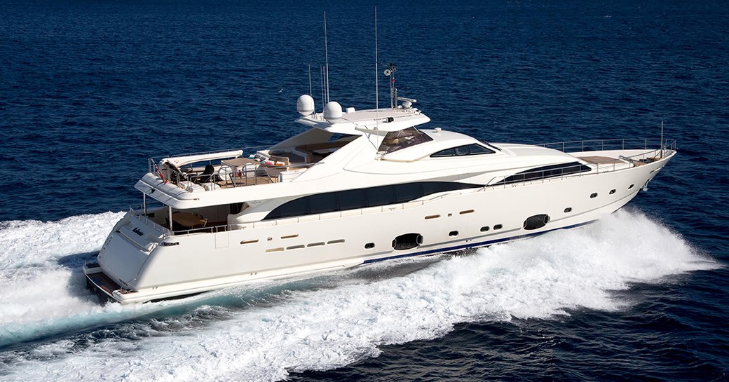 Charter yacht ROBUSTO running