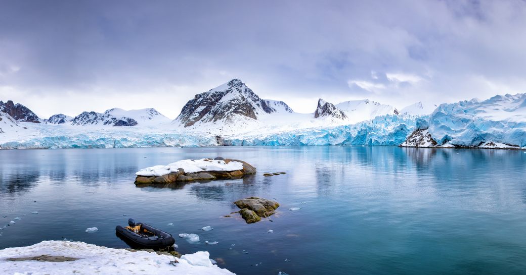 Overview of the landscape in Antarctica, glaciers to the right with mountains to the left