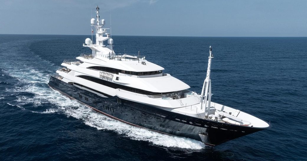 Charter yacht BATELLO at sea