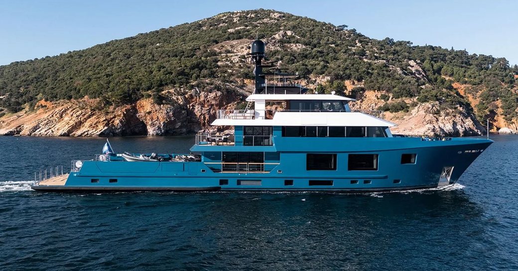 Charter yacht KING BENJI underway