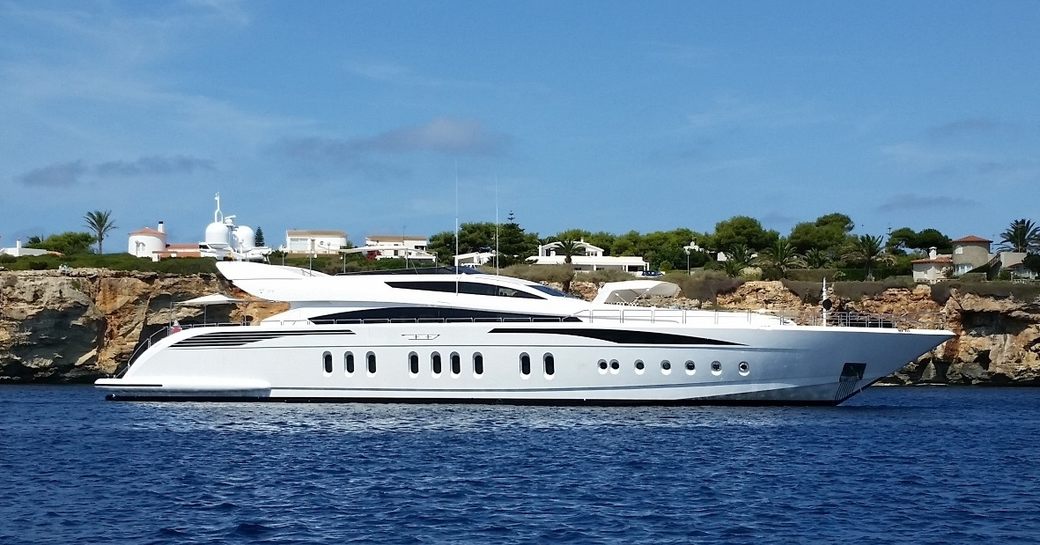 charter yacht Tutto le Marrané cruises in the Bahamas on a private yacht charter