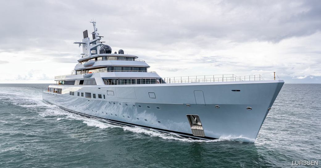 Superyacht DRAGONFLY running