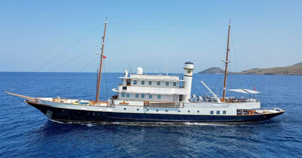 Charter yacht KALIZMA at sea