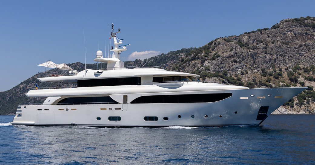 Luxury yacht charter LADY I underway