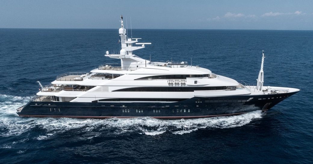 Charter yacht BATELLO at sea