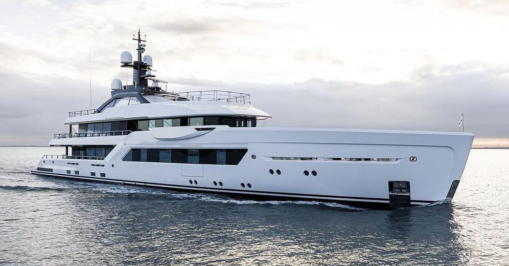 Charter yacht ENTOURAGE at sea
