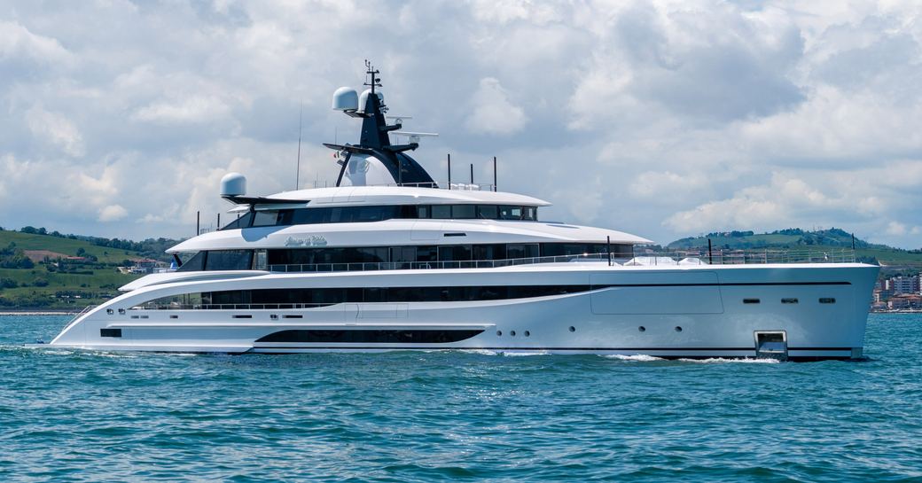 Charter yacht AMOR A VIDA at sea
