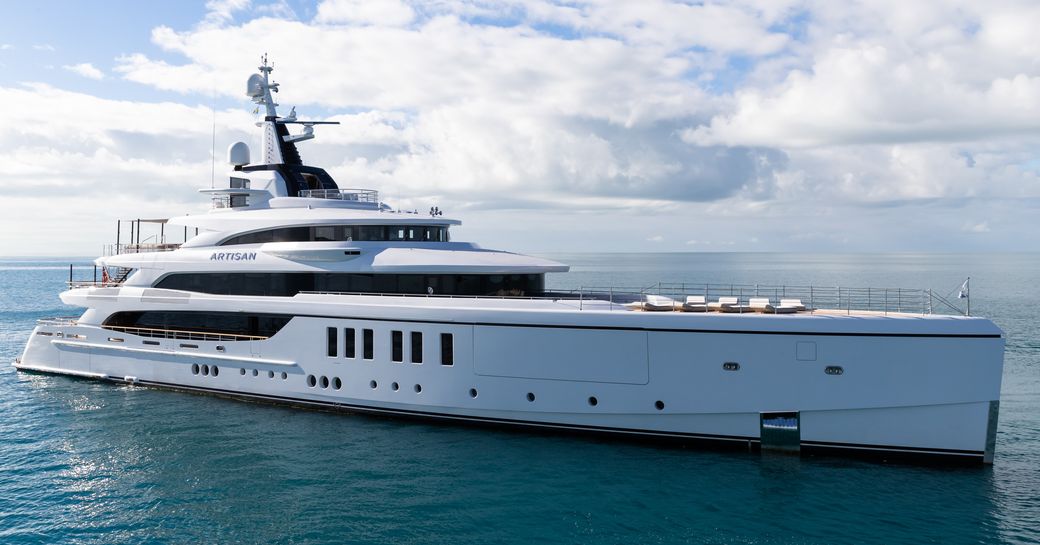 Charter yacht ARTISAN at sea
