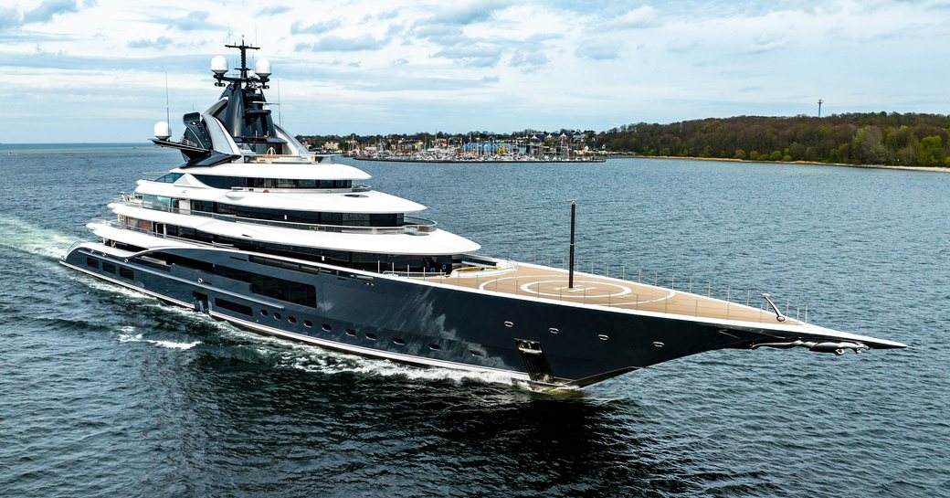 Superyacht charter KISMET underway