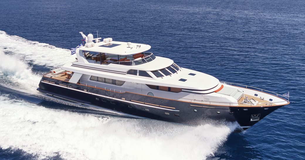 Charter yacht MIA ZOI underway