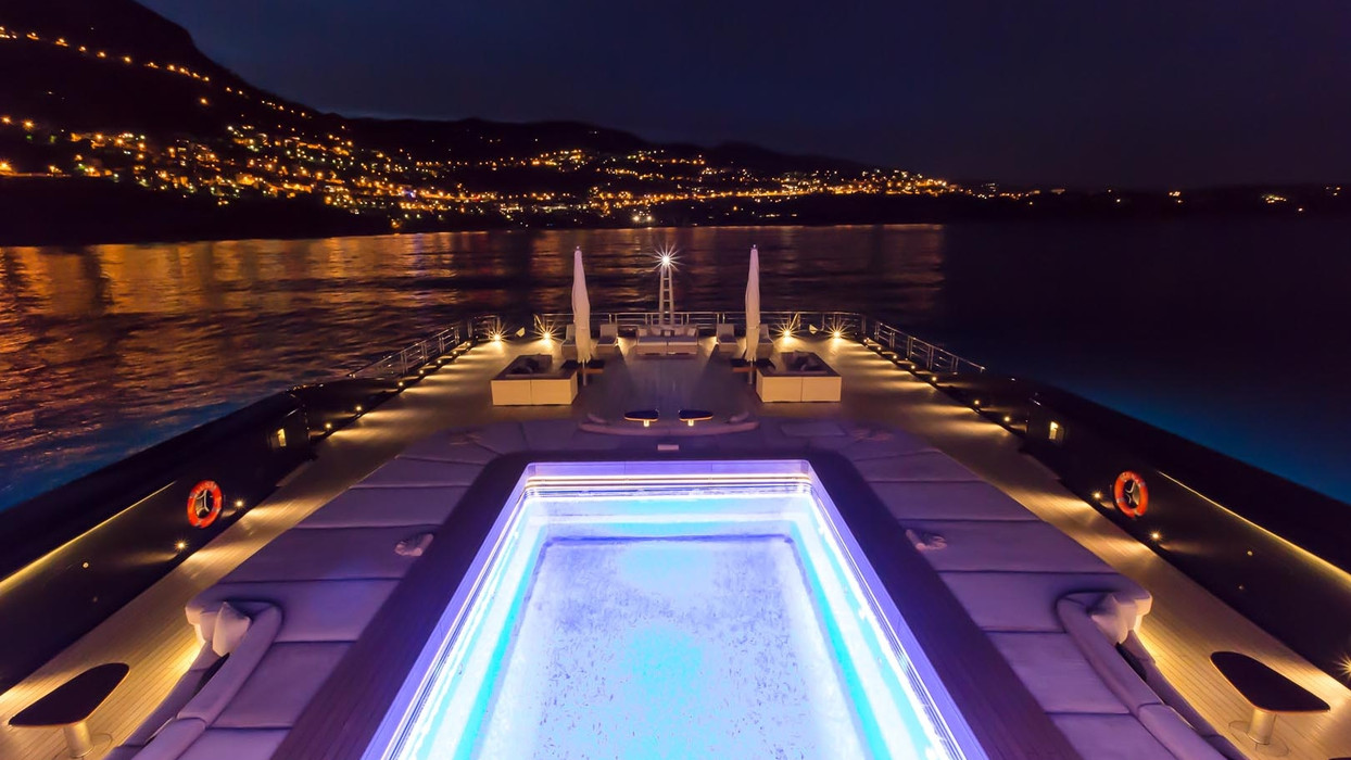 LUNA SEA / CAPACITY ∞ World's Largest Expedition Yacht LUNA Now Open to Charter