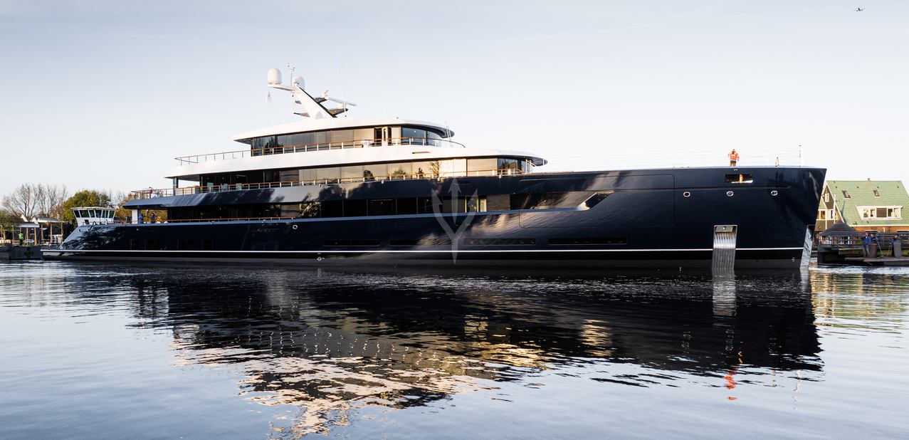 Les Cinq Charter Yacht