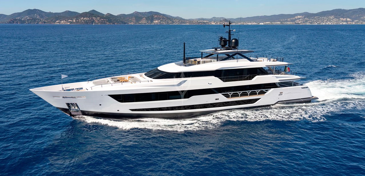 Canoe Canoe Charter Yacht