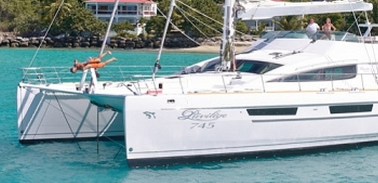 Sur L’eau Charter Yacht