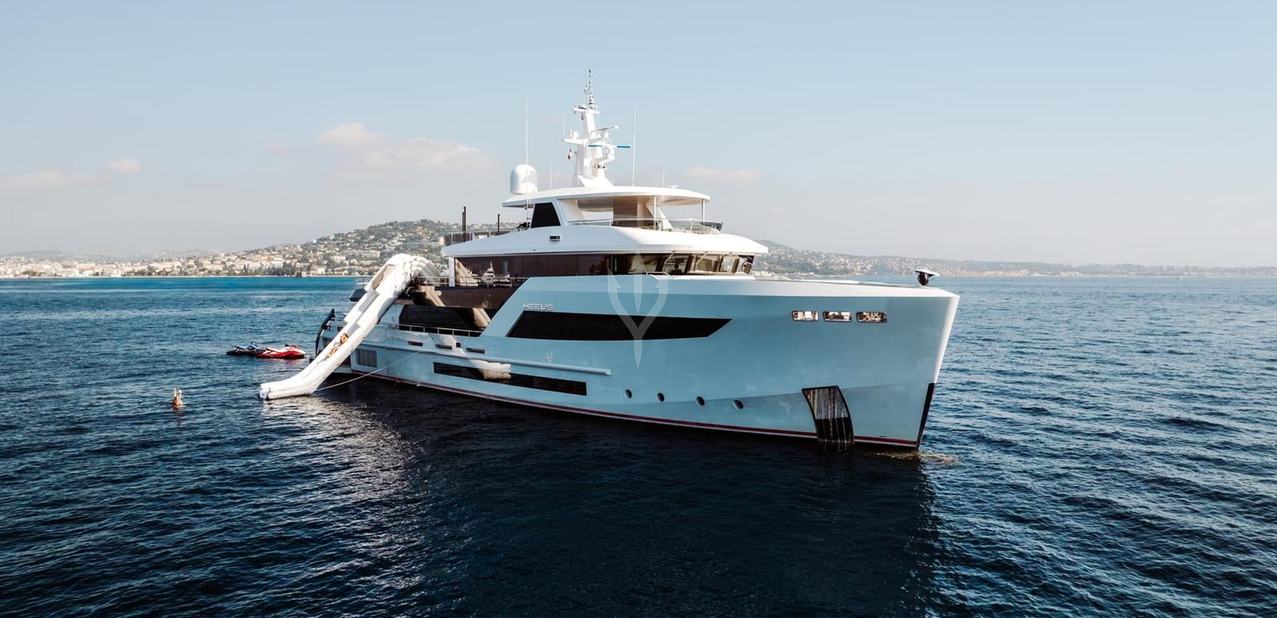 Heeus Charter Yacht