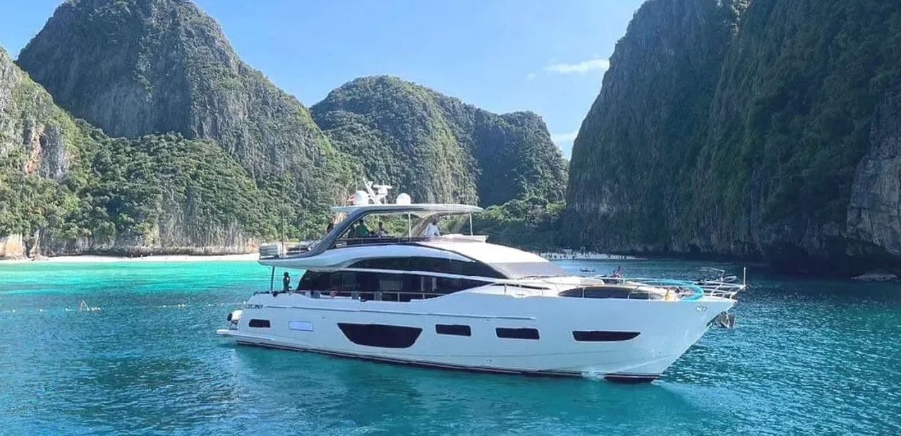 Larp Charter Yacht